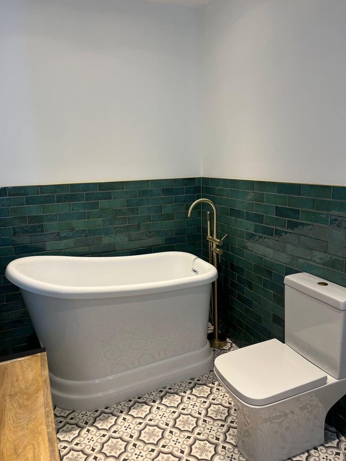 Slipper bath and floor-standing filler