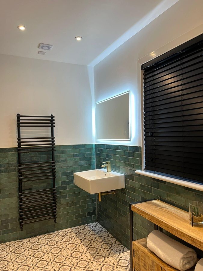 Basin wall and heating