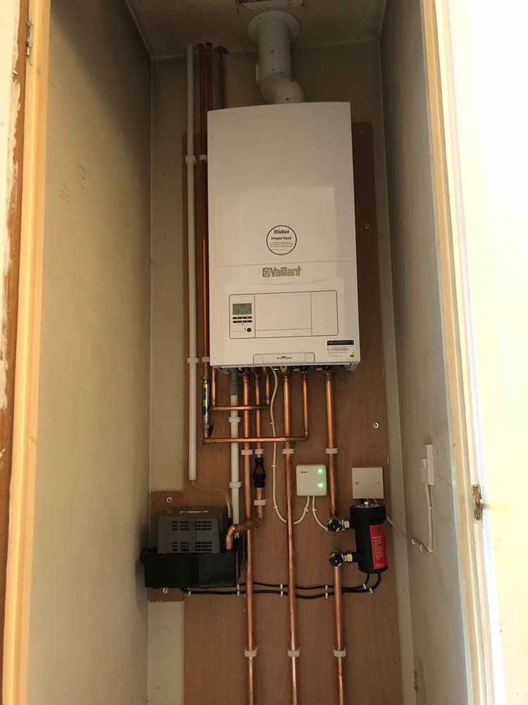 Vaillant ecoFIT pure in a cupboard with a condensate pump