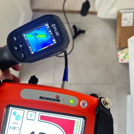 Thermal camera and acoustic detector used together on a tiled floor