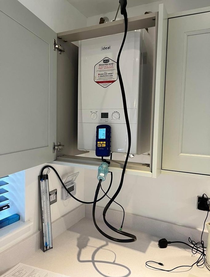 Flue gas analyser on an Ideal combi