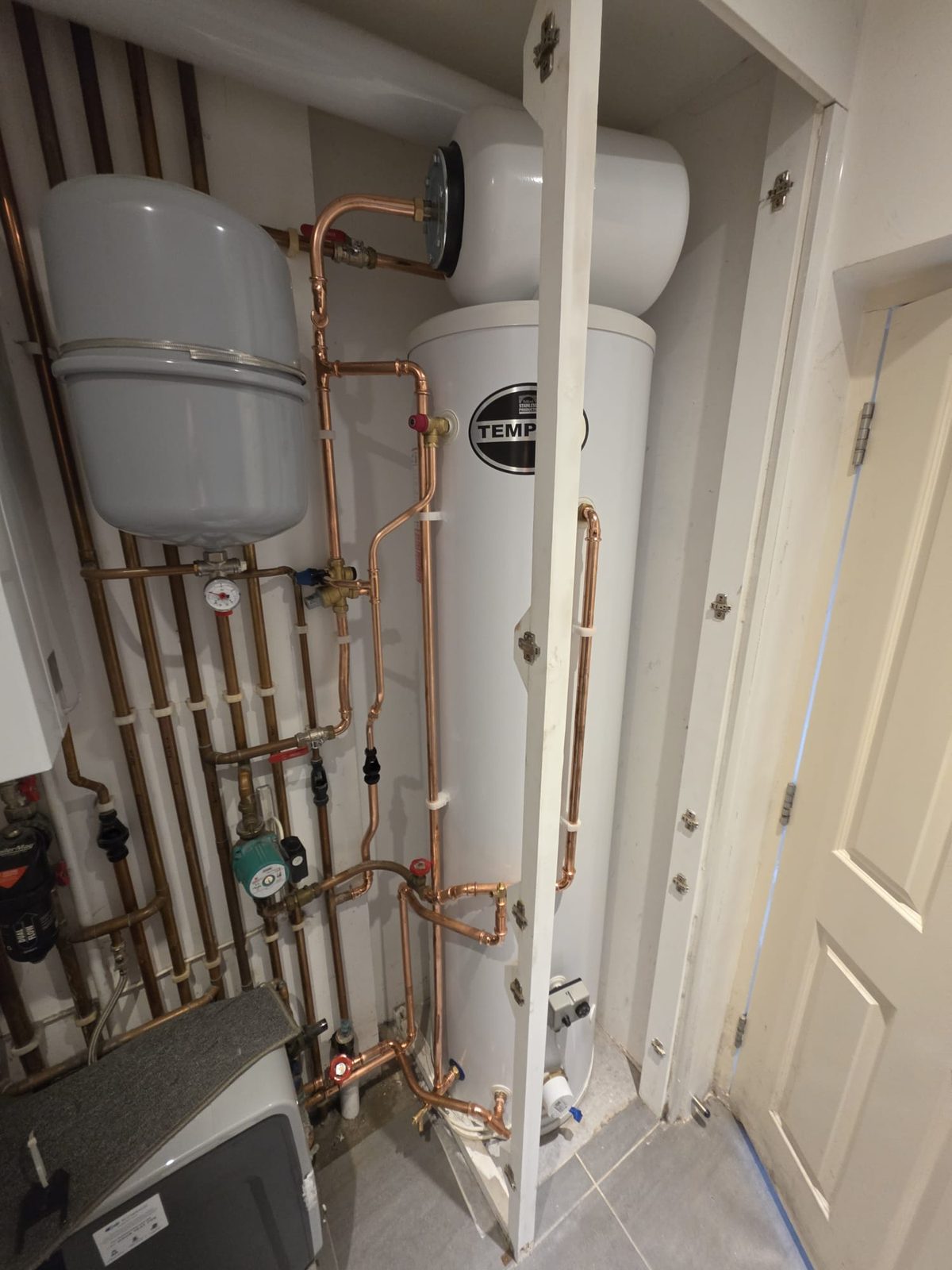 Tempest stainless unvented cylinder with expansion vessels and labelled valves