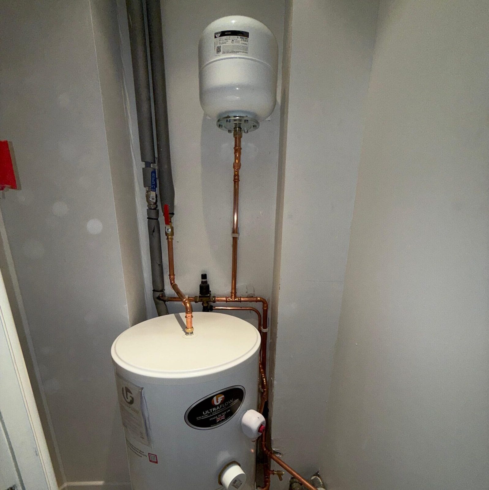 Ultraflow unvented cylinder with its expansion vessel and pressure reducing valve