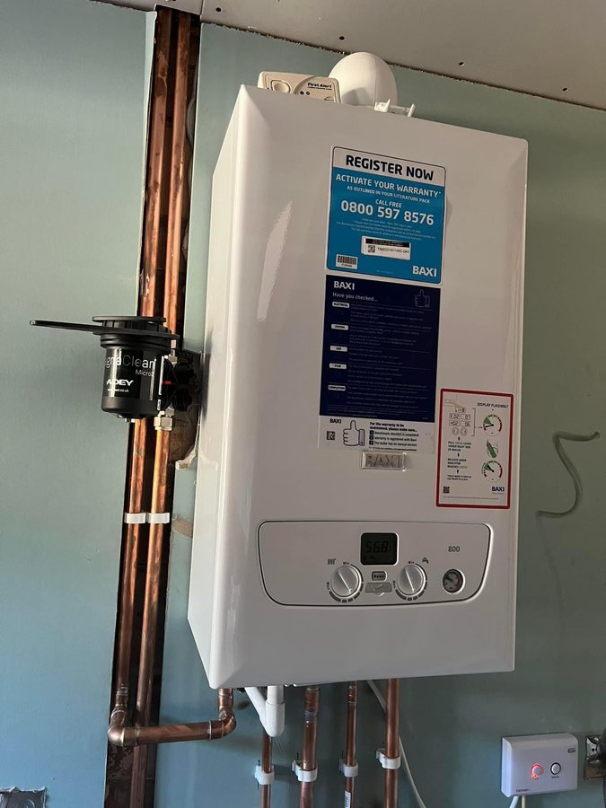 Baxi 800 combi with a MagnaClean Micro2 filter, carbon monoxide alarm above the boiler and a fused isolator to the side.